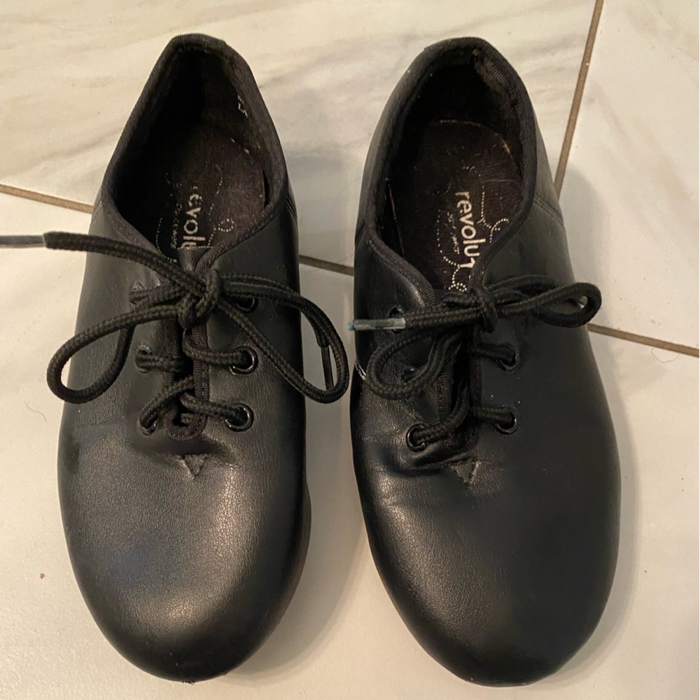 Girl’s tap shoes, very good condition.